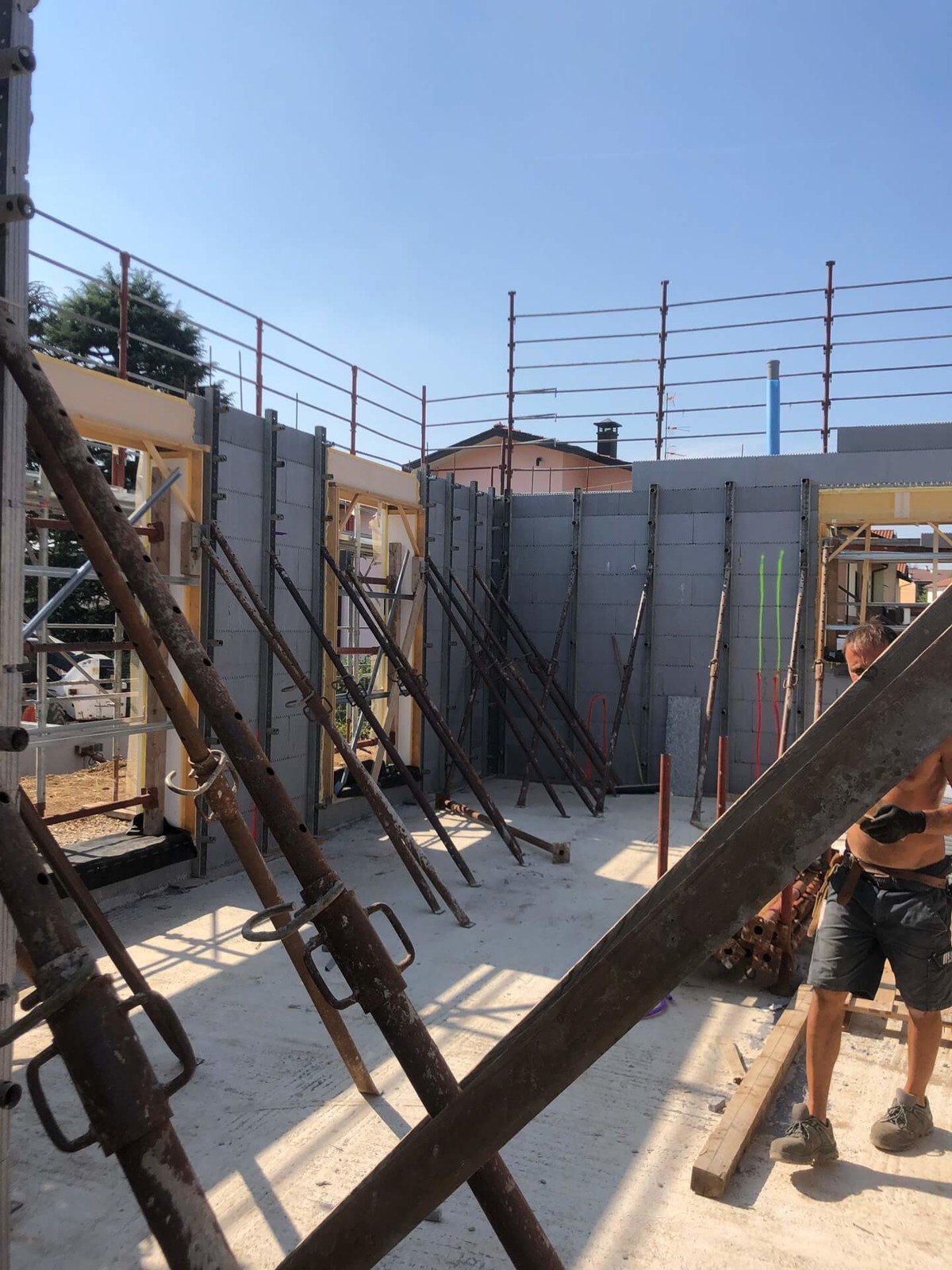 cantiere di casa prefabbricata in lombardia con posa dei blocchi portaserramenti