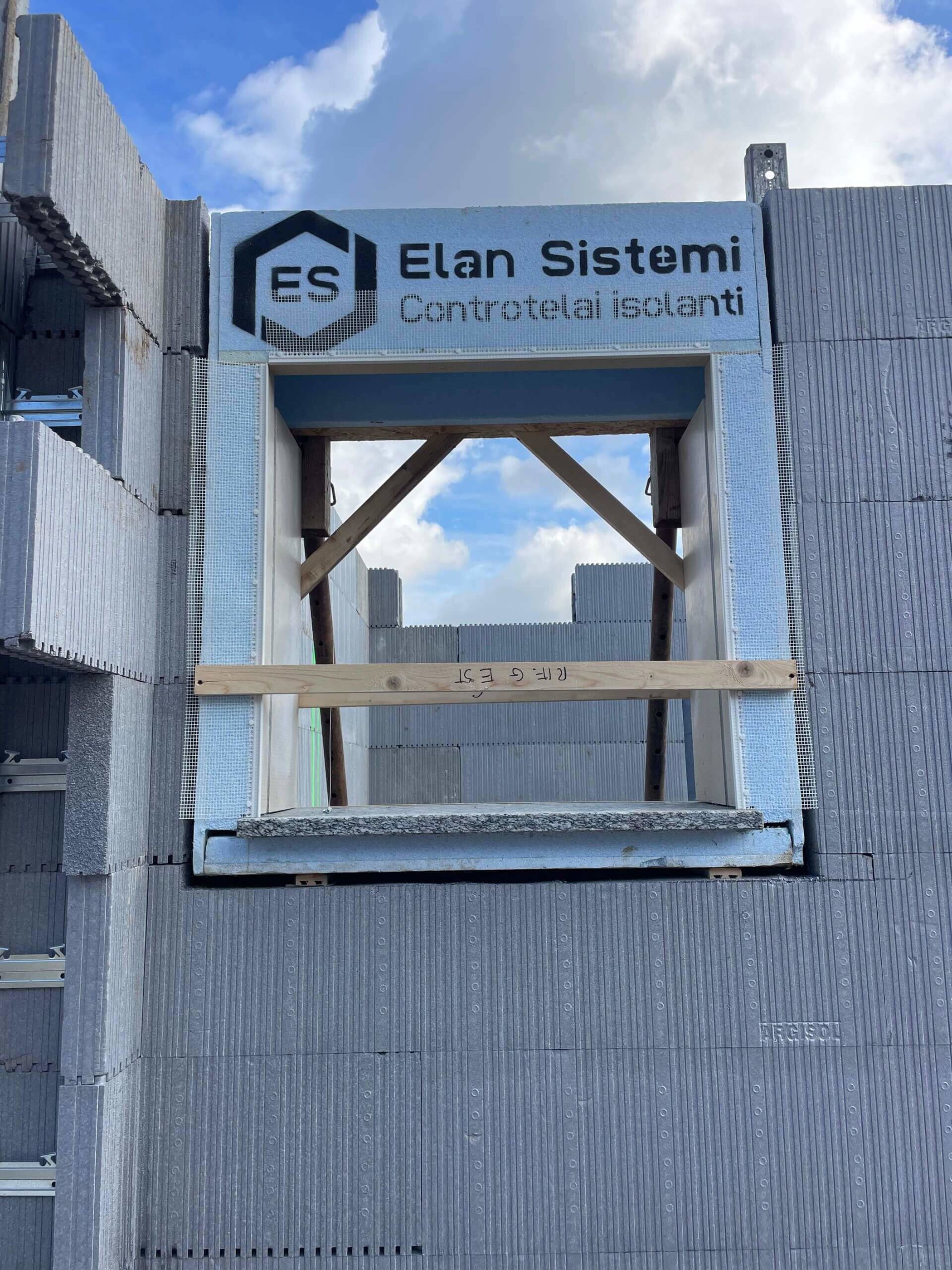 telaio porta serramento isolato integrato nell'involucro di nuova casa moderna
