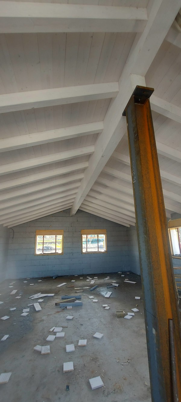 tetto in legno con travi a vista in edificio ad alta efficienza energetica di nuova costruzione