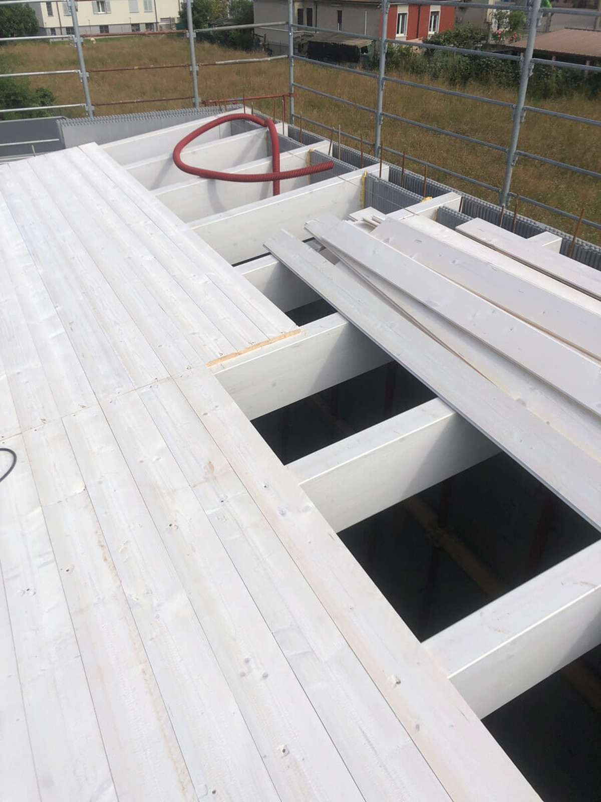 posa di tetto in legno su edificio ad alte prestazioni energetiche