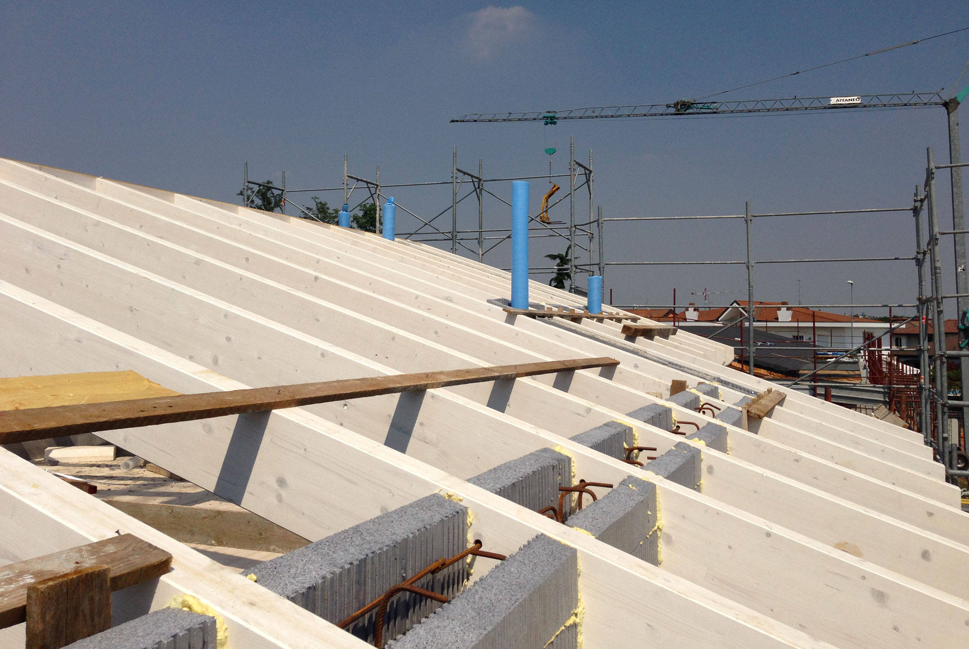 Solaio di copertura e tetto in legno nelle case in bioedilizia